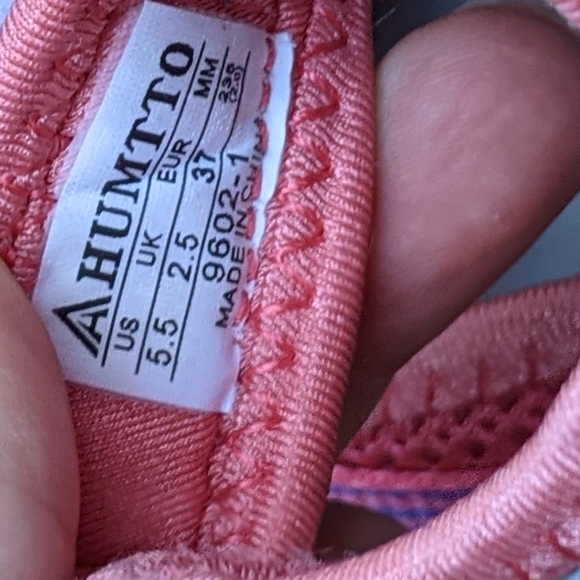 ABEO woman's outdoor sandles w/ enclosed toe. - Picture 7 of 9